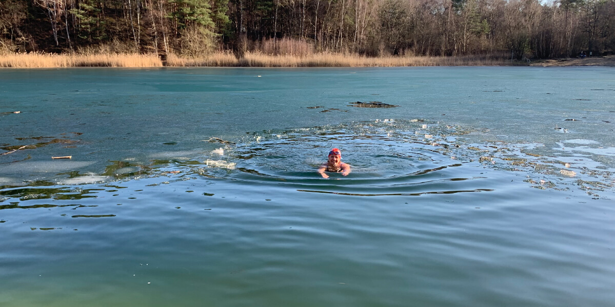 Frau schwimmend im See
